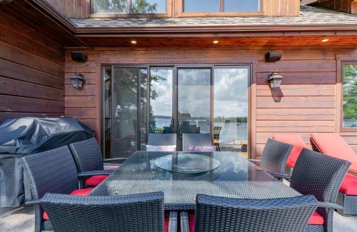 Bobcaygeon House | Lakefront cottage with golf area BBQ pool table