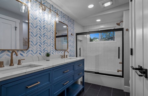 Putnam Township House | Lakefront Cottage with Hot Tub