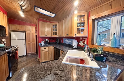 Gwinn Cottage | Lakefront/Cozy Cedar Cottage/Fireplace/Firepit/Sauna/Minutes from Marquette!