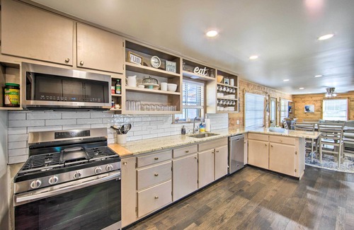 Lone Star House | Lakefront Daingerfield Retreat w/Shared Dock!