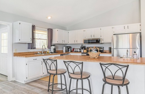 Wise House | Lakefront; Deep water; Large Porch; 4 day min; 4bd-2ba; Sleeps 14; Pet friendly
