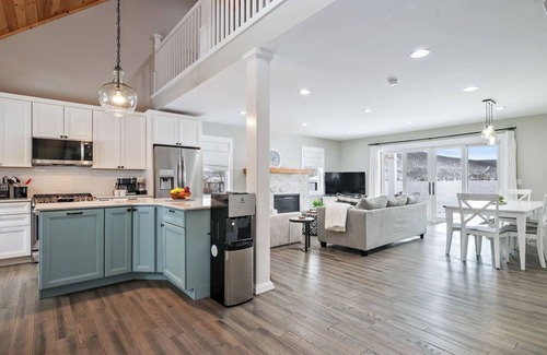 Holcomb House | Lakefront | Dock | Hot Tub | Near Boat Launch