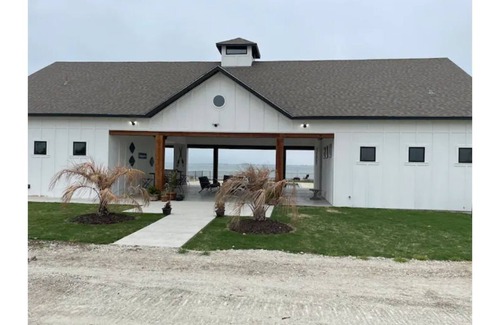 Kerens RV Rental | Lakefront Fires & Fishing, Splashes & Sunsets