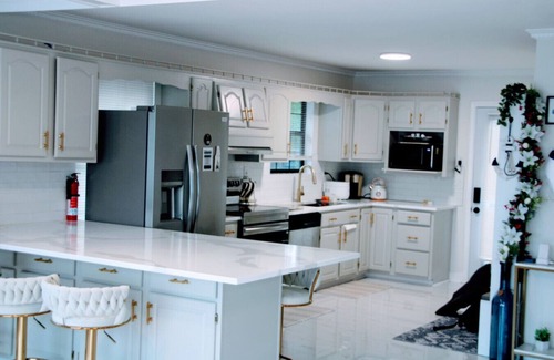 Centre House | Lakefront Getaway | Sleeps 8+ | Private Pier & Hot Tub