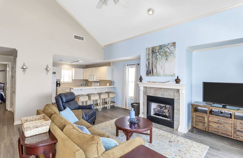 Dadeville Condo | Lakefront Getaway with Stunning Western Views – Sleeps 6!