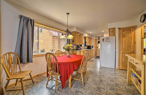 Hawks House | Lakefront Hawks Getaway - Fire Pit & Kayaks!