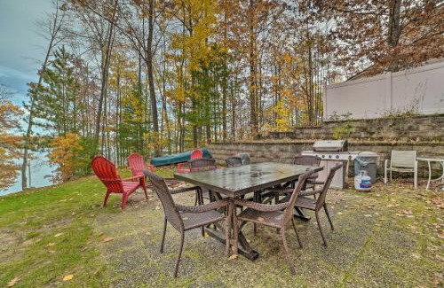 Hawks House | Lakefront Hawks Getaway - Fire Pit and Kayaks!