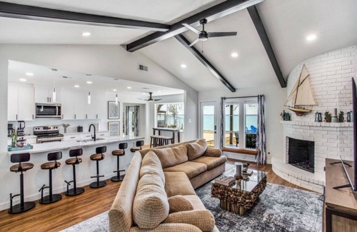 Heath House | Lakefront Heath Retreat
