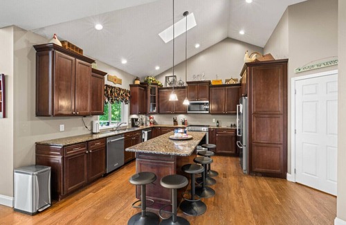 Jacksboro House | Lakefront home w/pool & hot tub