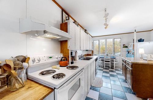 Isle La Motte Cabin | Lakefront Home with Private Beach & Gorgeous Peninsula Location - Dogs OK
