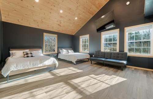 Lebanon House | Lakefront Home with Private Beach Access & Hot Tub