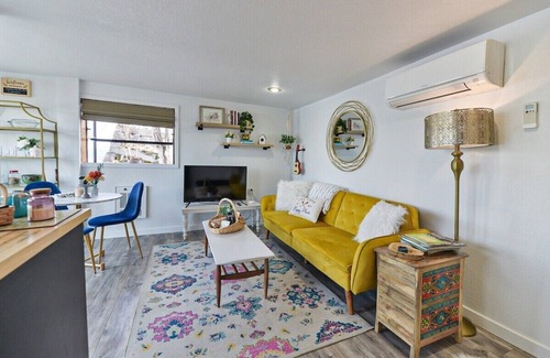 Newman Lake House | Lakefront Honeymoon Bay Studio