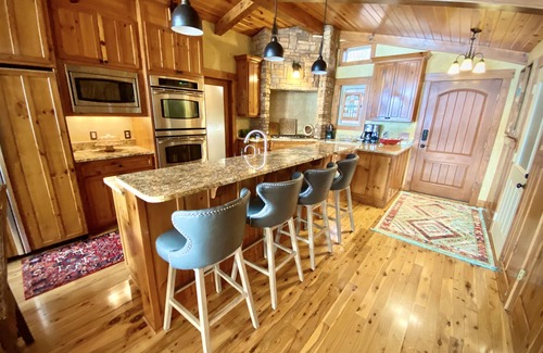 Piney House | Lakefront Hot Springs, 3 King Beds, 3.5 Baths, Bunk room, Fire Pit, Lakeside Bar
