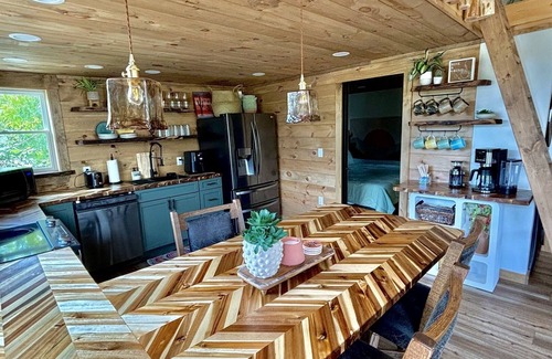 La Follette Cabin | Lakefront, hot tub, 2 bdrm w/loft, kayaks, beach, fire pits,! sxs trails