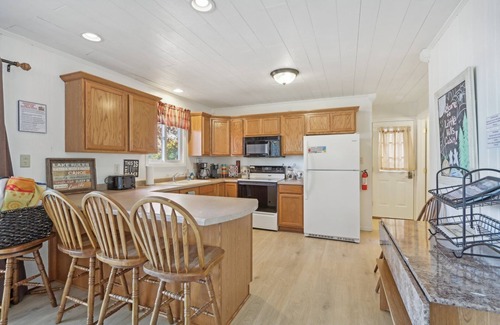 Wautoma Cabin | Lakefront! Hot Tub & Arcades! Amazing Fishing!