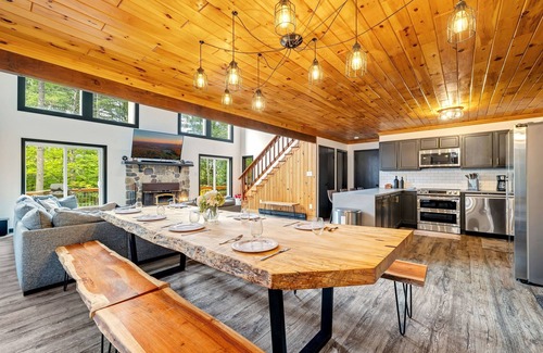 Blakeslee House | Lakefront*Hot Tub*Pool Table*Fire Pits*King Beds*