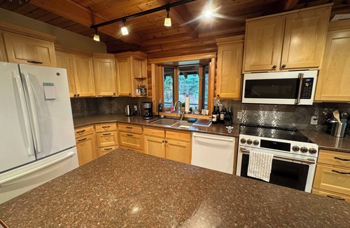 Central Kootenay House | Lakefront House with Beach by Nakusp and Burton on Arrow Lake