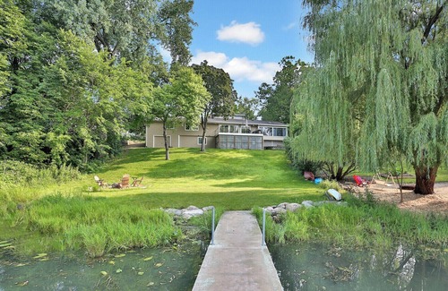Burnsville House | Lakefront: Kayaks/paddleboard/canoe included on Crystal Lake