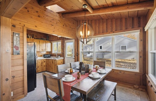 Little Suamico Cabin | Lakefront Log Cabin - Private Pier & 4 Kayaks!