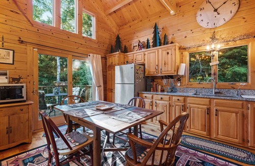 Washington Cabin | Lakefront Log Cabin on 2 acres