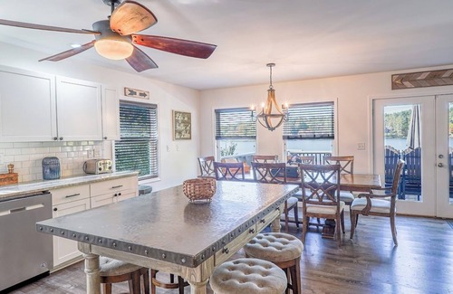 Fort Ann House | Lakefront Lookout - Family and Pet-Friendly