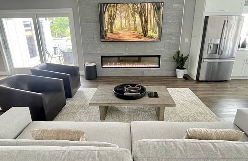 Three Rivers House | Lakefront Luxury Living: Chef's Kitchen, Fire Pit, Stunning Views & Boat Rental