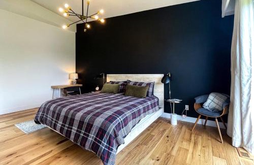 Grey Highlands House | Lakefront Modern Cottage 25 mins to Blue Mountain