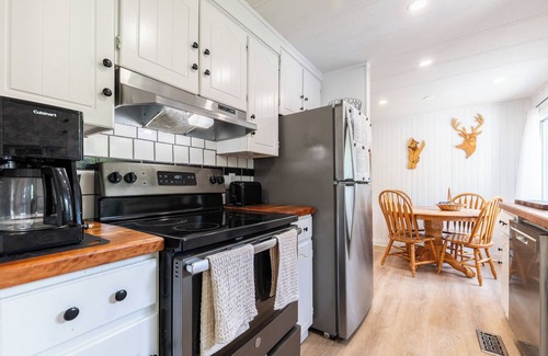 MacTier House | Lakefront Muskoka Retreat 4 Bedroom Cottage