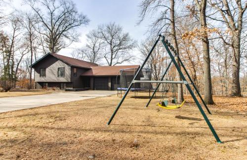 Lake Shore House | Lakefront Nisswa Home with Deck and Screened Porch