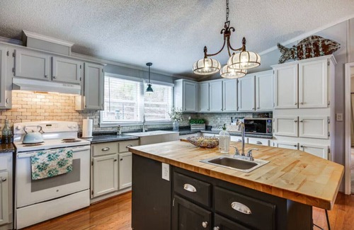 Greenwood County House | Lakefront Paradise, Dock + Kayaks & Game Room