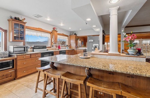Hauser House | Lakefront Paradise-Sleeps 21+, Dock, Hot Tub, Games, Kayaks, Playground & more!