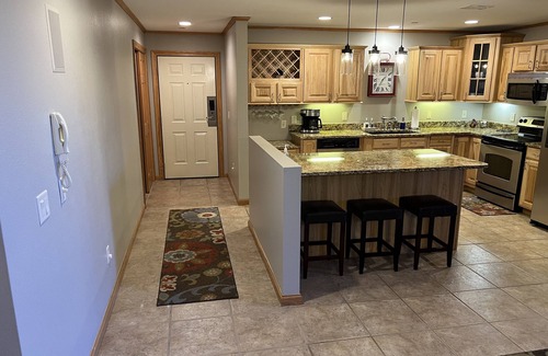 Lake Shore Estates Condo | Lakefront Penthouse Retreat: Stunning Views, Bar, Golf & Fun on Castle Rock Lake