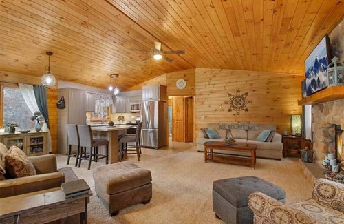 Spooner Cabin | Lakefront! Pine Cone Cottage on Lake McKinley NEW
