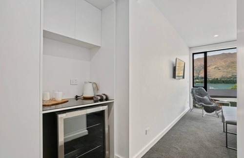 Wanaka Apartment | Lakefront Premier Studio