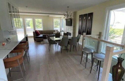 Oakland House | Lakefront property , minutes from McCormick Place and Downtown Chicago.