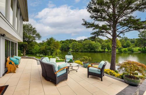 Columbia Apartment | Lakefront Retreat with Sunroom, Patio and Kayak!