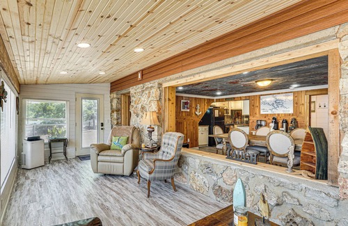 Rocky Mount House | Lakefront Rocky Mount Main House w/3 Cabins!