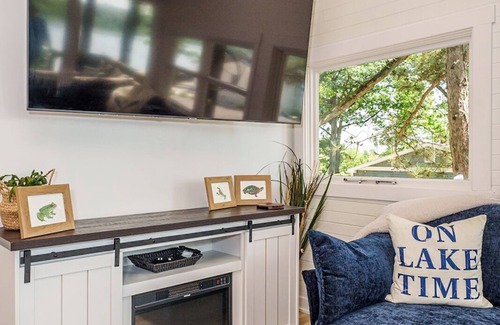 Mecosta Cottage | Lakefront | Sauna, Kayaks, Fire Pit, & Huge Deck