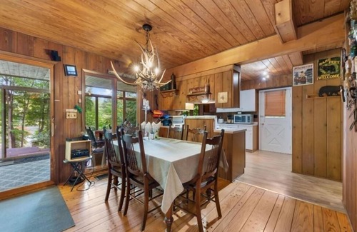 Union Pier House | Lakefront! Secluded, HotTub, Fire Pit, Private Dock&boats 90 Min from Chicago