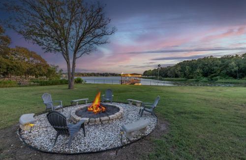 Quinlan House | Lakefront Serenity Escape on Lake Tawakoni