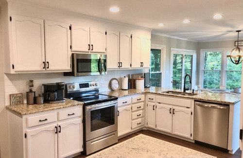 Claremont House | Lakefront- Stay, Soak, Paddle, Play & Relax! On Lake Lookout in Catawba, NC