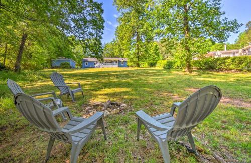 Townville House | Lakefront Townville Gem with Boat Dock and Kayaks