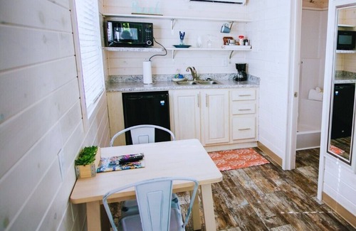 Steele Creek Cabin | Lakefront Water Studio Cabin with Porch #11