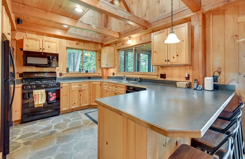 Westhampton Cabin | Lakefront Westhampton Cabin w/Beach + Kayaks!