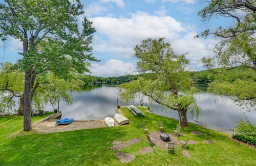 Westhampton House | Lakefront Westhampton Cabin with Beach and Kayaks!