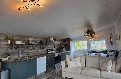 Gravenhurst Apartment | Lakehouse Loft with Roof Terrace & Wood Cedar Spa
