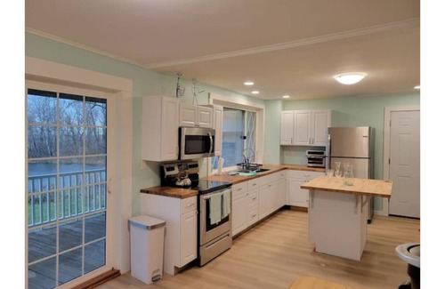 Ripley House | Lakehouse Vineyard on Lake Erie!
