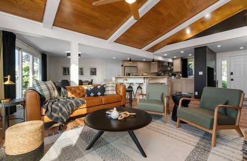 Battle Creek House | Lakehouse w/Heated Pool, Hot Tub, Pontoon, Kayaks, Games