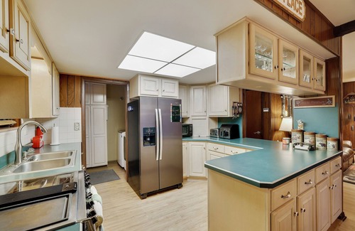 Pocono Summit Cabin | Lakehouse w/Kayaks, MiniGolf, Sauna, HotTub, Swings and playground for Kids!