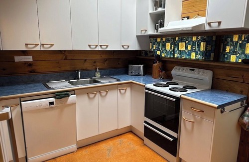 Lake Tarawera House | LAKEHOUSE WAITANGI COMFORTABLE FAMILY LOCKWOOD ON THE WATERFRONT WITH JETTY